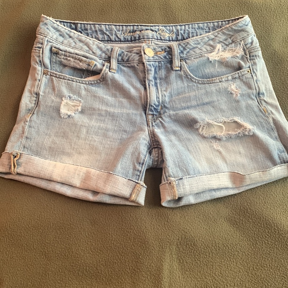 American Eagle distressed denim shorts. 5 pocket. Button & zipper. Size 6. - Picture 9 of 9